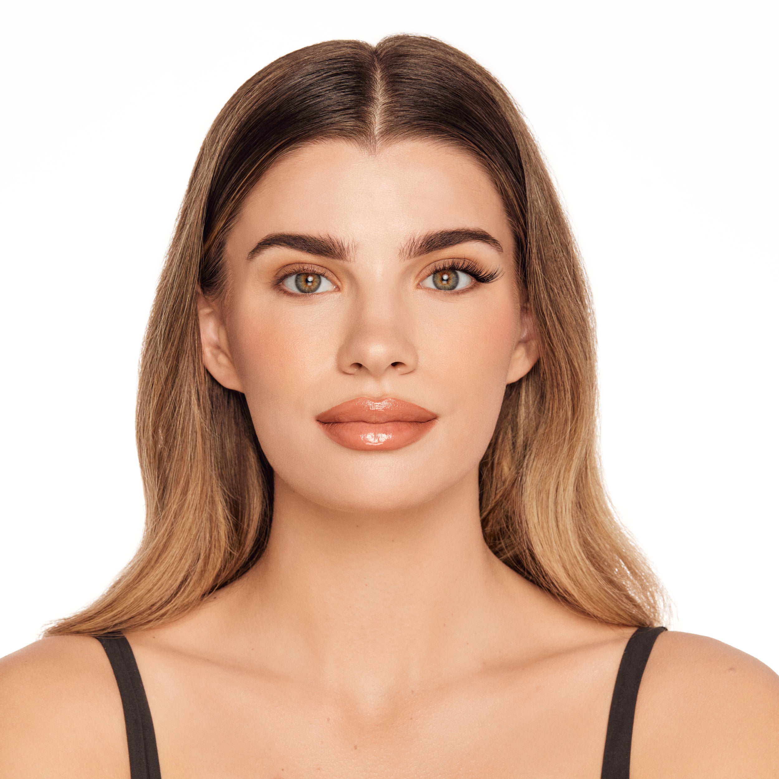 Before and after comparison of Seamless Underlash Extensions Light As Air on Model with Round shaped eyes 