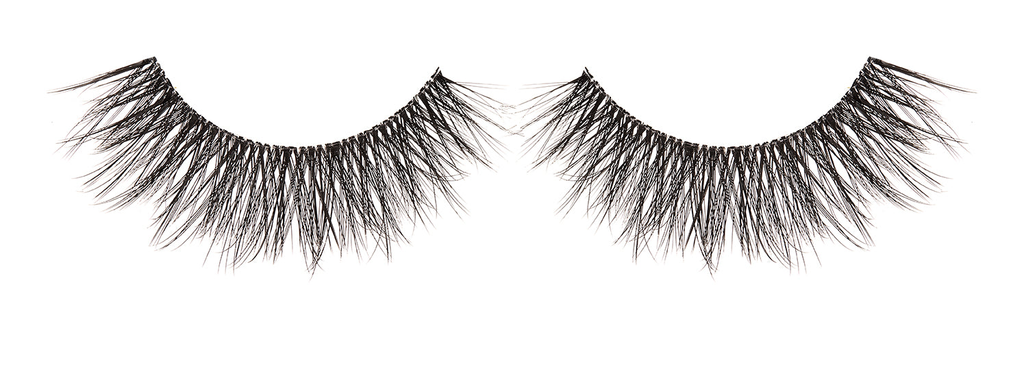 Pair of Ardell 8D Lashes 950 featuring fluffy, multi-layered fibers for a dramatic volume and wispy finish.