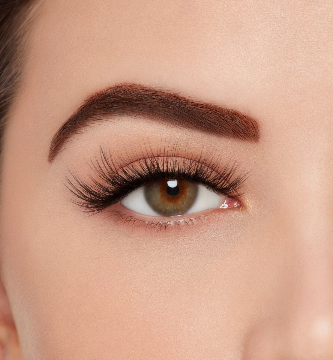 A model wearing 3D Faux Mink 863 lashes