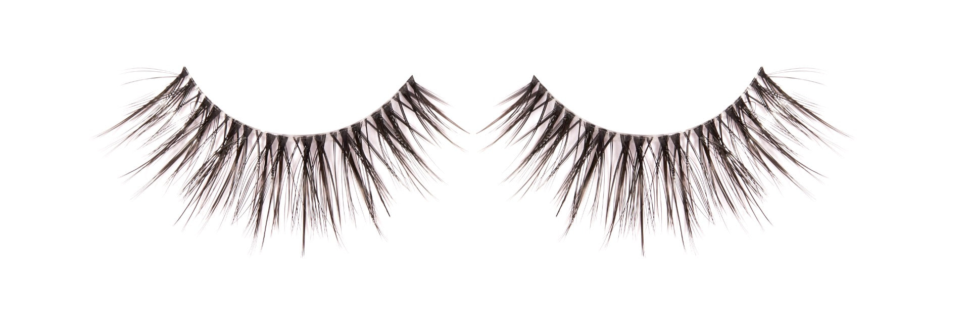 A pair of 3D Faux Mink 862 lashes lay in white color setting