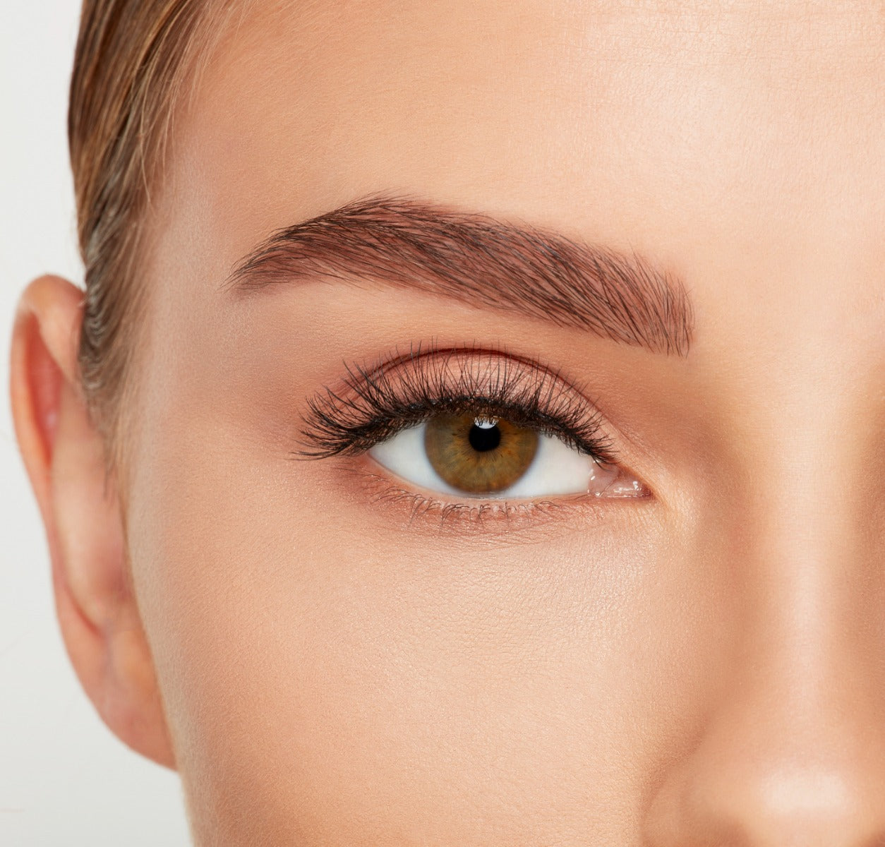 A model wearing Ardell's Magnetic Lash 421 to show its medium volume with criss-cross layering