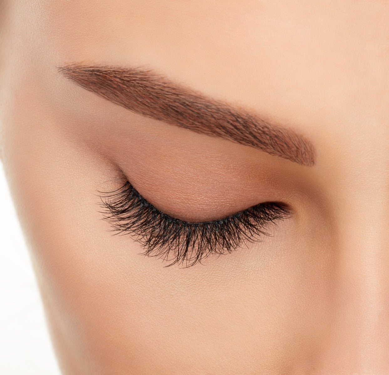 Ardell's Magnetic Lash 421 on a closed right eye featuring its enhance fluffy with subtle volume and length lash